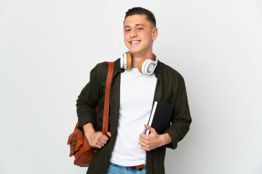 Beyaz arka planda izole genç beyaz öğrenci kolları kalçasında poz ve gülümseme