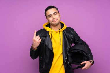Motosiklet kasklı bir adam mor arka planda izole edilmiş işaret parmağıyla işaret etmek harika bir fikir.