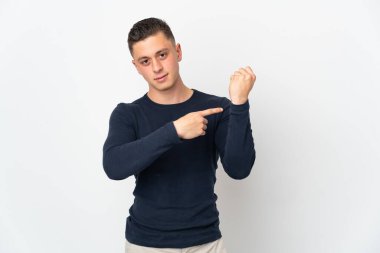 Beyaz arka planda izole genç beyaz adam geç kalma jesti yapıyor