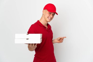 İş üniformalı bir pizzacı beyaz arka planda izole edilmiş pizza kutuları alıyor.
