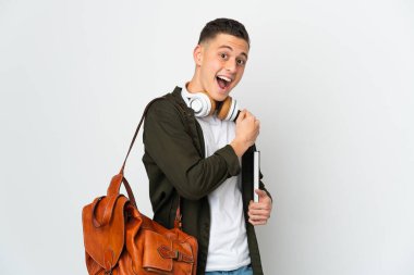 Beyaz arka planda izole edilmiş beyaz bir öğrenci zaferi kutluyor.