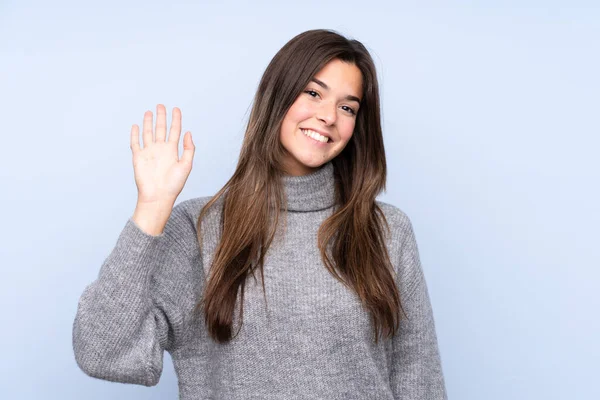 Adolescente Brasileña Chica Sobre Aislado Fondo Azul Saludo Con Mano — Foto de Stock