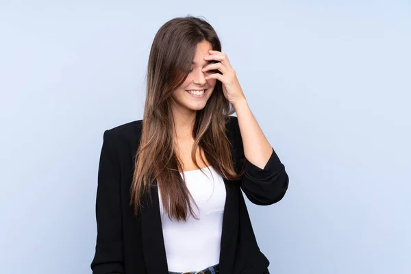 Joven Mujer Negocios Brasileña Sobre Fondo Azul Aislado Riendo — Foto de Stock