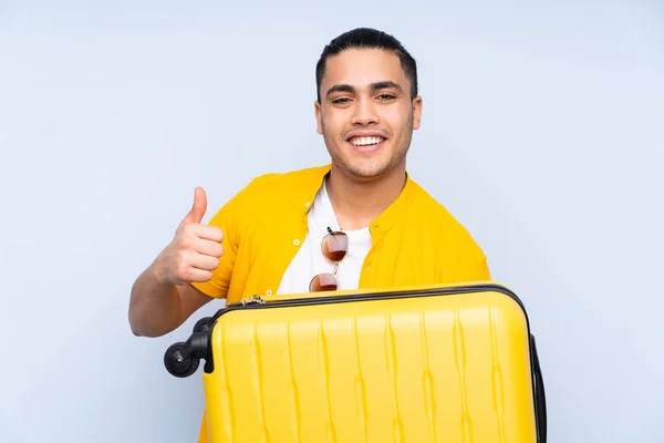Aziatisch Knap Man Geïsoleerd Blauwe Achtergrond Vakantie Met Reizen Koffer — Stockfoto