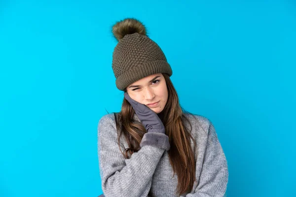 Menina Adolescente Com Chapéu Inverno Sobre Fundo Azul Isolado Infeliz — Fotografia de Stock