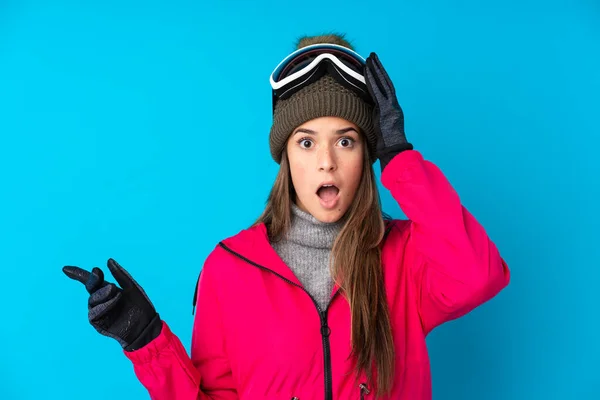 Menina Esquiador Adolescente Com Óculos Snowboard Sobre Fundo Azul Isolado — Fotografia de Stock