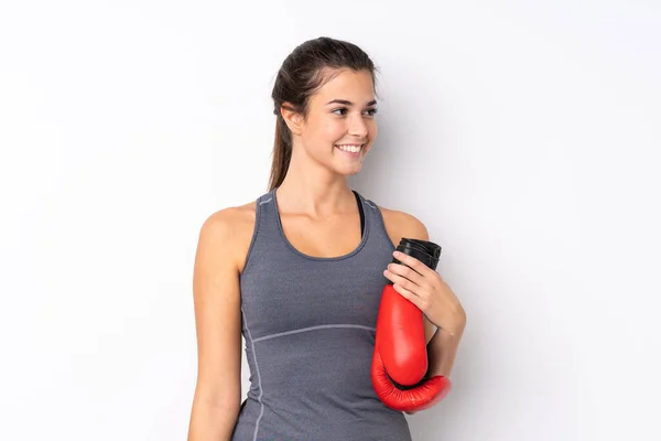 ティーンブラジルのスポーツ女の子オーバー隔離された白い背景とともにボクシング手袋 — ストック写真