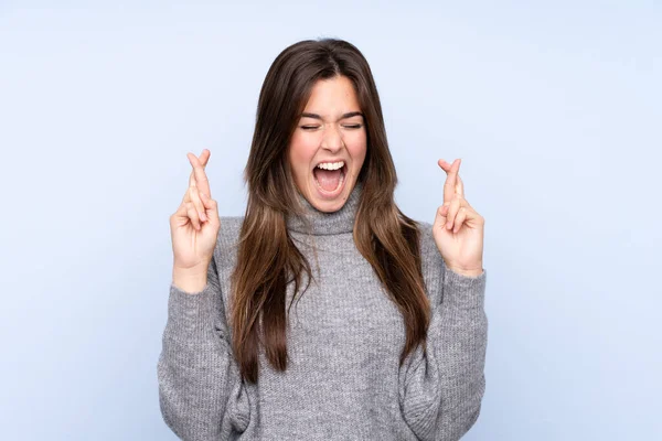 Adolescente Brasileña Chica Sobre Aislado Fondo Azul Con Los Dedos — Foto de Stock