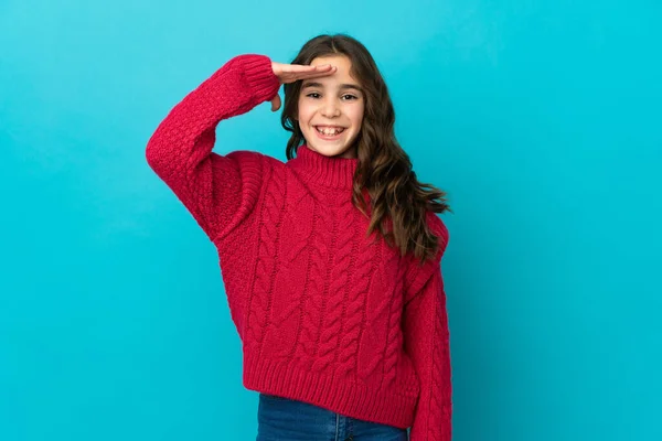 Kleines Kaukasisches Mädchen Auf Blauem Hintergrund Das Mit Fröhlichem Gesichtsausdruck — Stockfoto