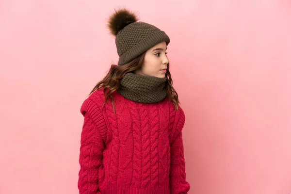 Petite Fille Avec Chapeau Hiver Isolé Sur Fond Rose Regardant — Photo