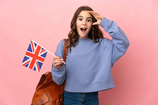 Menina Segurando Uma Bandeira Reino Unido Isolada Fundo Rosa Com — Fotografia de Stock