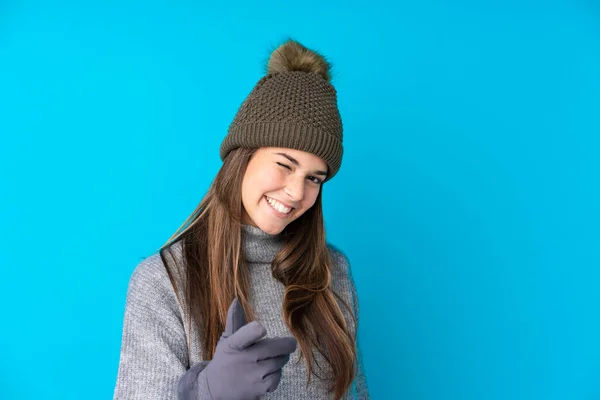 一个戴着冬帽的少女用手指指著你 — 图库照片
