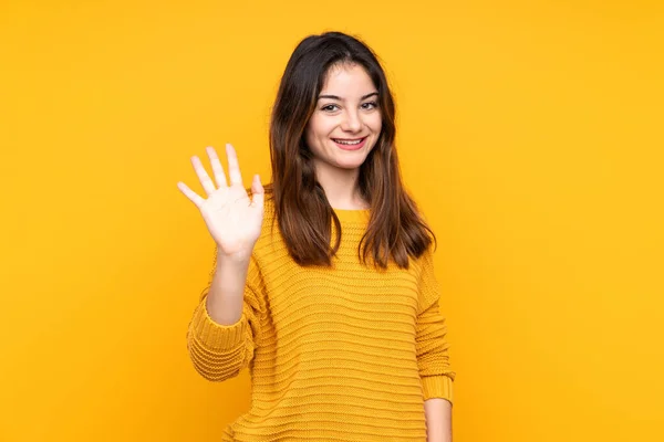 Νεαρή Καυκάσια Γυναίκα Απομονωμένη Κίτρινο Φόντο Χαιρετώντας Χέρι Χαρούμενη Έκφραση — Φωτογραφία Αρχείου