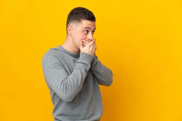 Jonge Blanke Man Geïsoleerd Gele Achtergrond Bedekken Mond Kijken Naar — Stockfoto