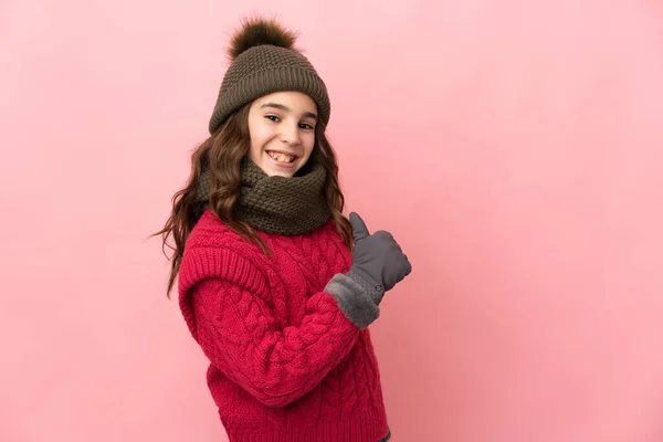 Menina Com Chapéu Inverno Isolado Fundo Rosa Orgulhoso Auto Satisfeito — Fotografia de Stock