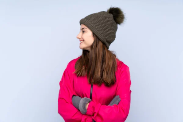 Chica Joven Con Sombrero Invierno Aislado Sobre Fondo Azul Mirando —  Fotos de Stock
