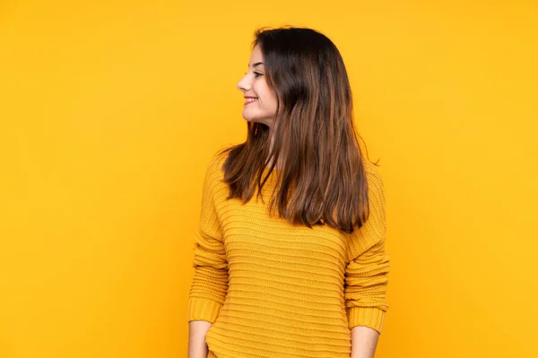 Mujer Joven Caucásica Aislada Sobre Fondo Amarillo Mirando Lado — Foto de Stock