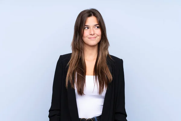 Young Brazilian Business Woman Isolated Blue Background Standing Looking Side — Stock Photo, Image