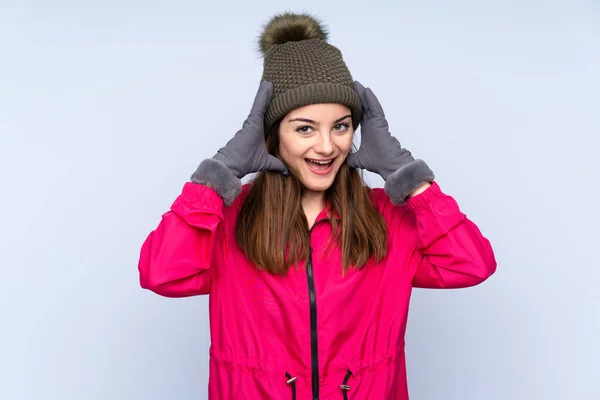 Menina Com Chapéu Inverno Isolado Fundo Azul Com Expressão Surpresa — Fotografia de Stock