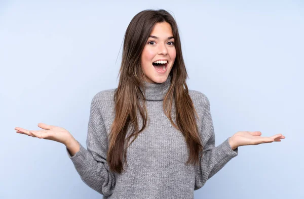 Teenager Brasilianisches Mädchen Über Isoliertem Blauen Hintergrund Mit Schockiertem Gesichtsausdruck — Stockfoto