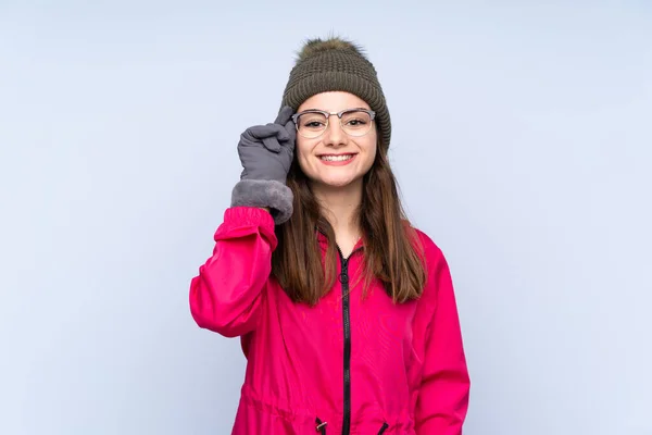 Νεαρό Κορίτσι Χειμερινό Καπέλο Απομονώνονται Μπλε Φόντο Γυαλιά Και Χαρούμενος — Φωτογραφία Αρχείου