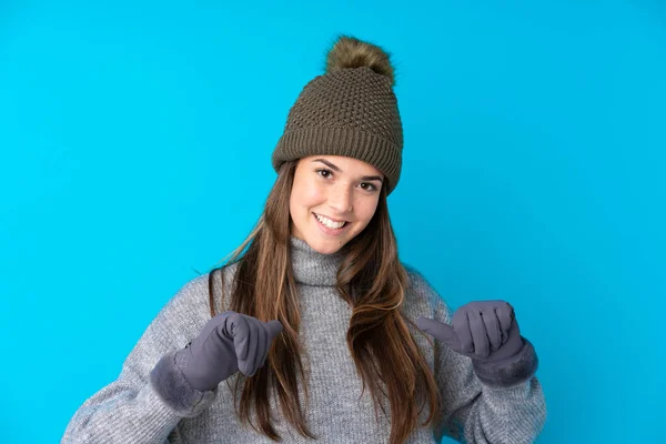 Menina Adolescente Com Chapéu Inverno Sobre Fundo Azul Isolado Orgulhoso — Fotografia de Stock