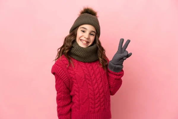 Menina Com Chapéu Inverno Isolado Fundo Rosa Sorrindo Mostrando Sinal — Fotografia de Stock