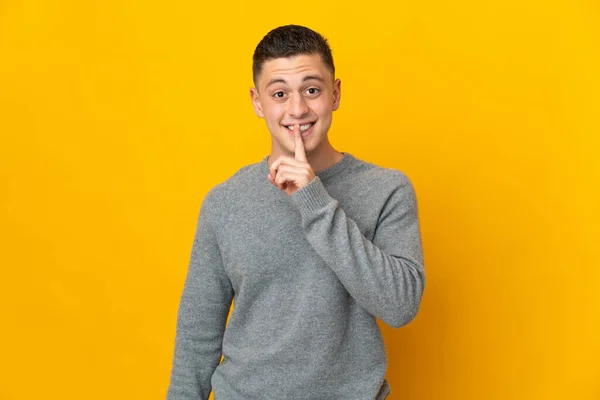 Joven Caucásico Aislado Sobre Fondo Amarillo Mostrando Gesto Silencio Metiendo — Foto de Stock