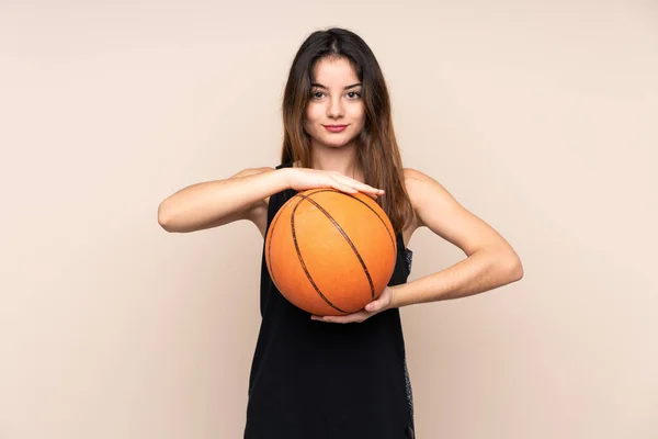 Νεαρή Καυκάσια Γυναίκα Απομονωμένη Μπεζ Φόντο Παίζοντας Μπάσκετ — Φωτογραφία Αρχείου