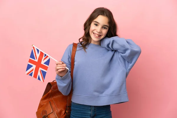 Menina Segurando Uma Bandeira Reino Unido Isolada Fundo Rosa Rindo — Fotografia de Stock