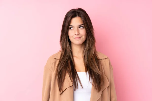 Adolescente Menina Brasileira Sobre Isolado Fundo Rosa Olhando Para Lado — Fotografia de Stock