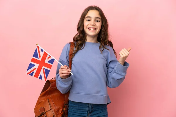 Bambina Con Una Bandiera Del Regno Unito Isolata Sfondo Rosa — Foto Stock