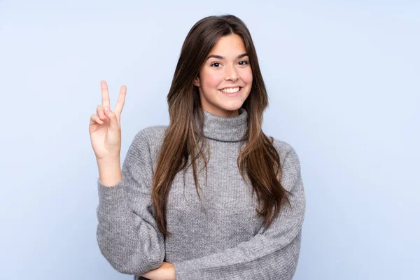 Teenager Brasilianisches Mädchen Auf Isoliertem Blauem Hintergrund Lächelt Und Zeigt — Stockfoto