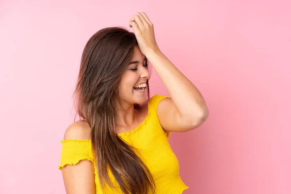 Adolescente Brasileña Chica Sobre Aislado Rosa Fondo Dado Cuenta Algo — Foto de Stock