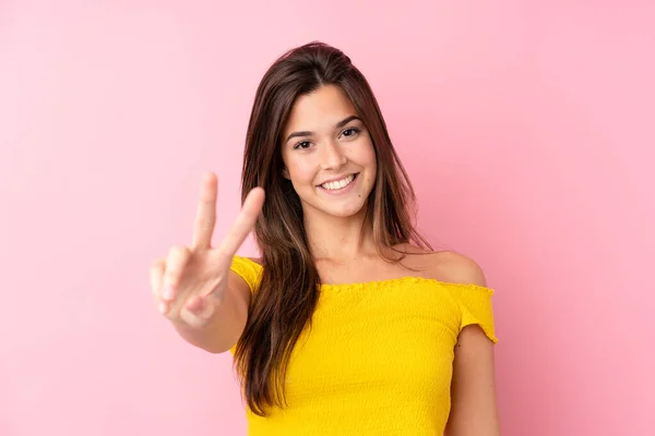 Adolescente Ragazza Brasiliana Isolato Sfondo Rosa Sorridente Mostrando Segno Vittoria — Foto Stock