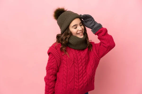 Niña Con Sombrero Invierno Aislado Sobre Fondo Rosa Sonriendo Mucho — Foto de Stock