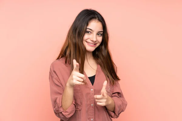 Jovem Caucasiana Isolada Sobre Fundo Rosa Apontando Para Frente Sorrindo — Fotografia de Stock