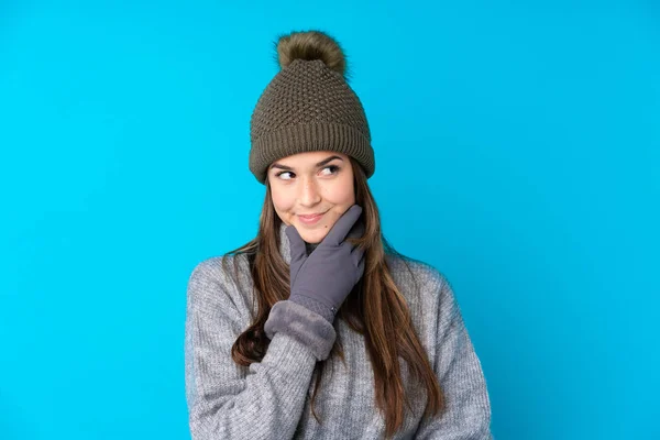 Chica Adolescente Con Sombrero Invierno Sobre Fondo Azul Aislado Pensando — Foto de Stock