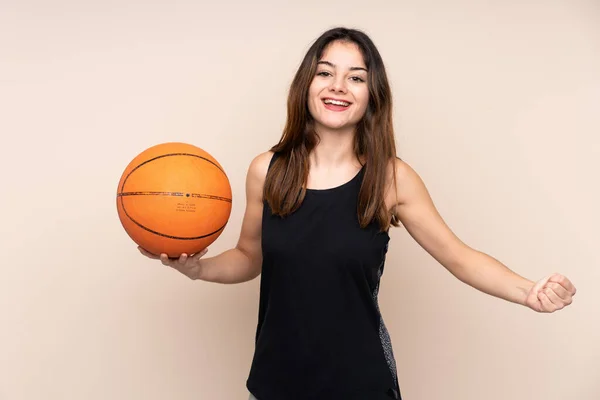 Joven Mujer Caucásica Aislada Sobre Fondo Beige Jugando Baloncesto — Foto de Stock