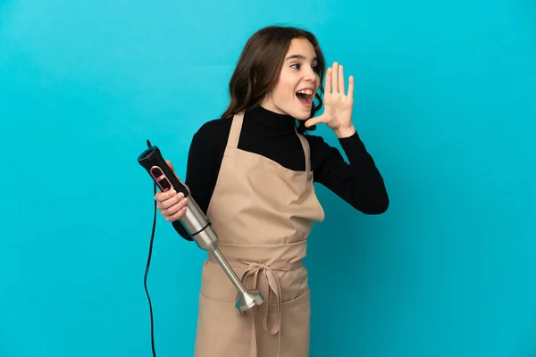 Menina Usando Liquidificador Mão Isolado Fundo Azul Gritando Com Boca — Fotografia de Stock