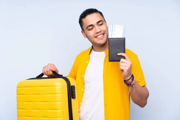 Aziatische Knappe Man Geïsoleerd Blauwe Achtergrond Vakantie Met Koffer Paspoort — Stockfoto