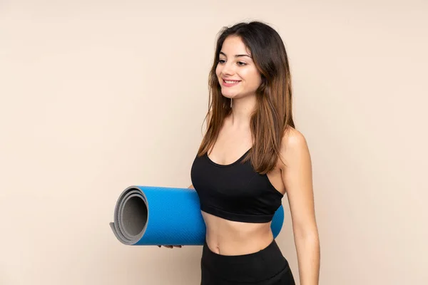 Mujer Deportiva Joven Con Estera Sobre Fondo Aislado —  Fotos de Stock