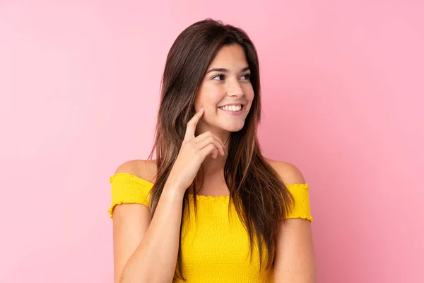 Adolescente Brasileña Chica Sobre Aislado Rosa Fondo Pensando Una Idea —  Fotos de Stock
