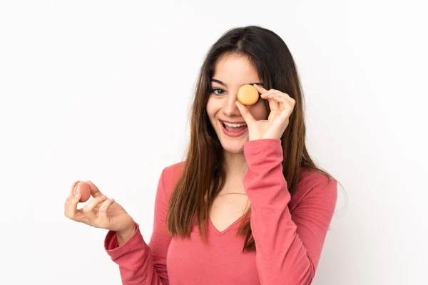 Mujer Joven Caucásica Aislada Sobre Fondo Rosa Sosteniendo Coloridos Macarrones —  Fotos de Stock