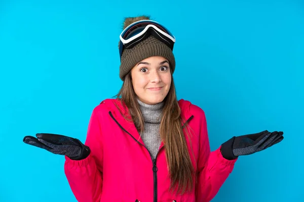 Teenager Lyžař Dívka Snowboardingu Brýle Přes Izolované Modré Pozadí Pochybnostmi — Stock fotografie