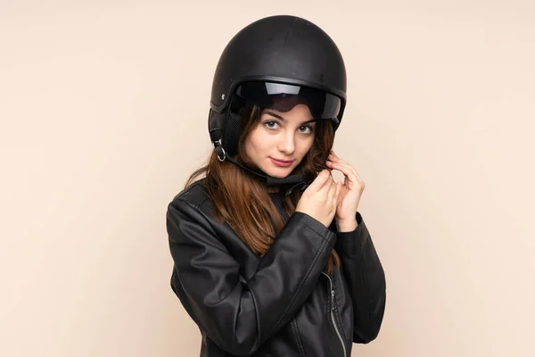 ベージュの背景に隔離されたオートバイのヘルメットを持つ女性 — ストック写真
