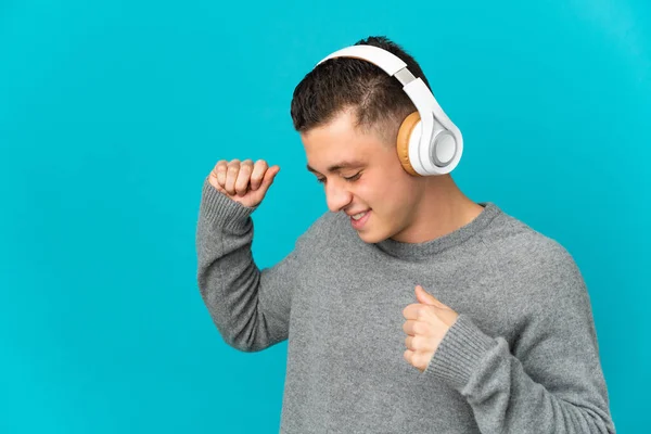 Jovem Caucasiano Isolado Fundo Azul Ouvindo Música Dança — Fotografia de Stock