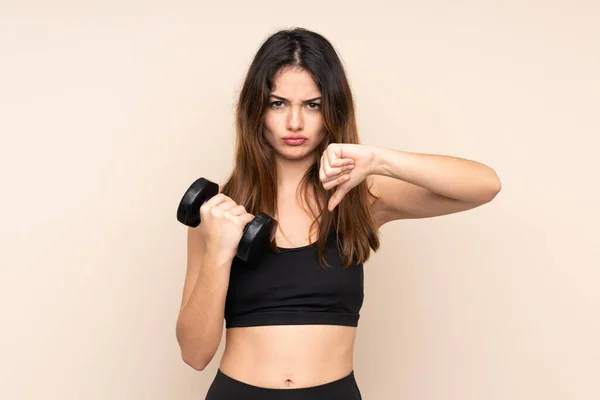 Jovem Esporte Mulher Fazendo Levantamento Peso Isolado Fundo Bege Mostrando — Fotografia de Stock