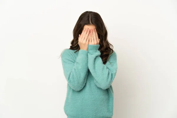 Petite Fille Caucasienne Isolée Sur Fond Blanc Avec Expression Fatiguée — Photo