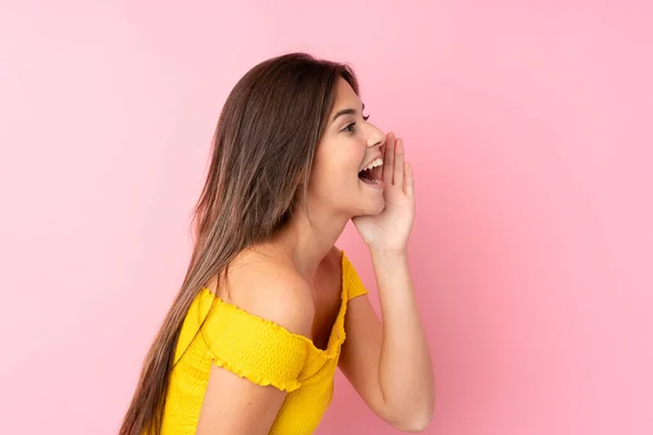 Tiener Braziliaanse Meisje Geïsoleerde Roze Achtergrond Schreeuwen Met Mond Wijd — Stockfoto